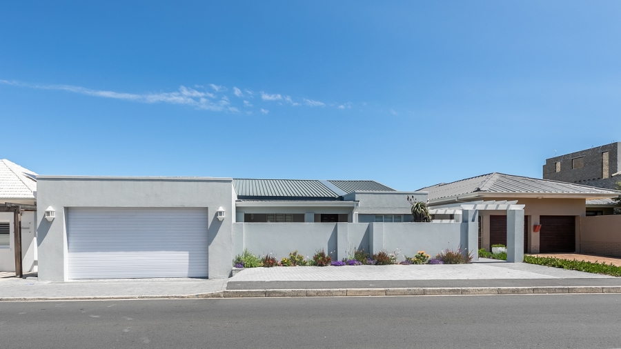To Let 4 Bedroom Property for Rent in Bloubergstrand Western Cape